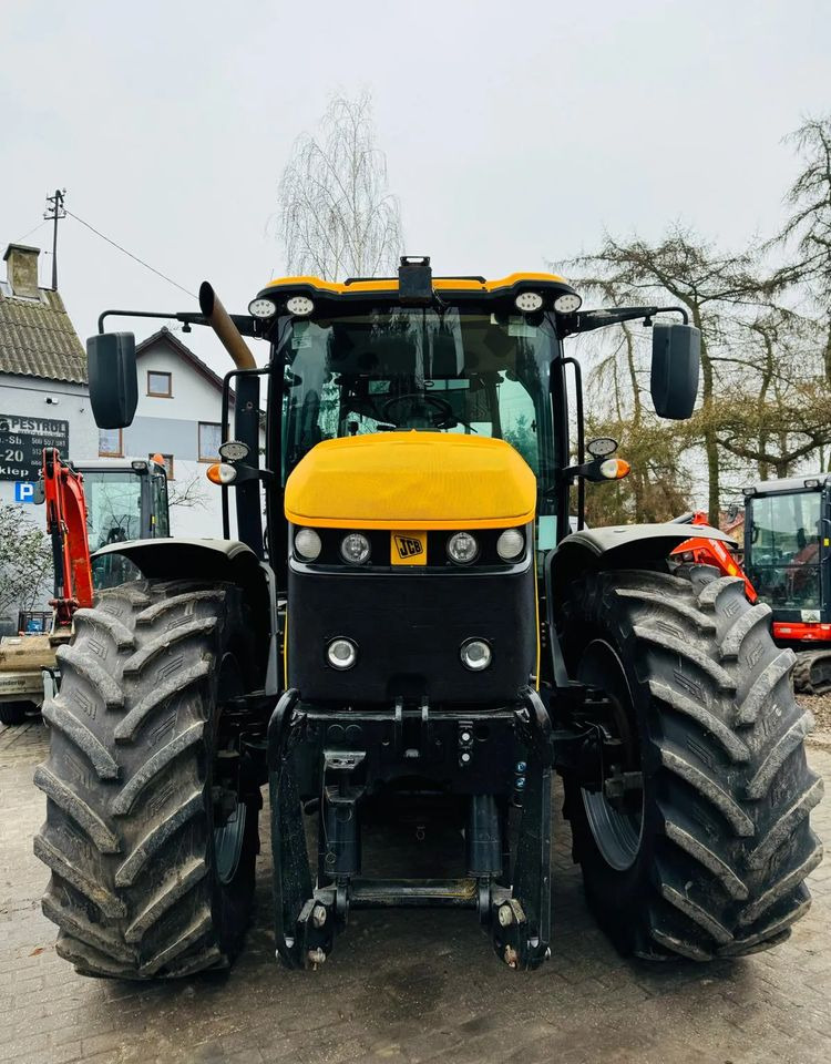 JCB FASTRAC 4220 - Traktor: 2 kép. JCB FASTRAC 4220 - Traktor: 2 kép.