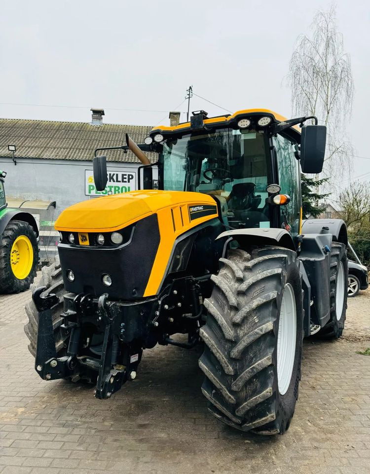 JCB FASTRAC 4220 - Traktor: 1 kép. JCB FASTRAC 4220 - Traktor: 1 kép.