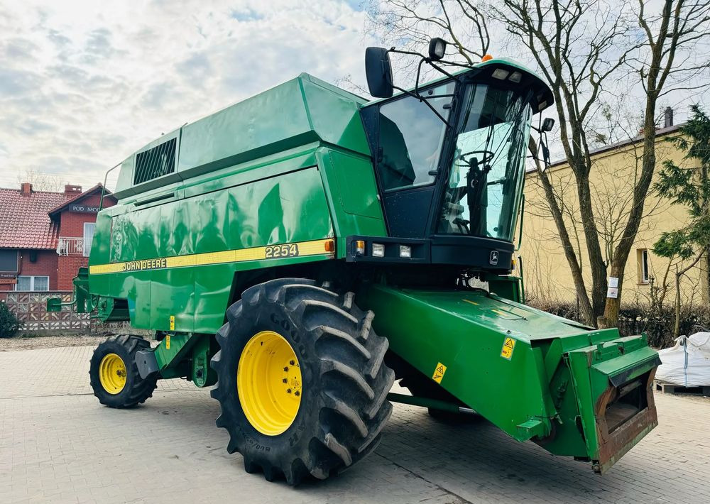 John Deere 2254 - Kombájn: 2 kép. John Deere 2254 - Kombájn: 2 kép.
