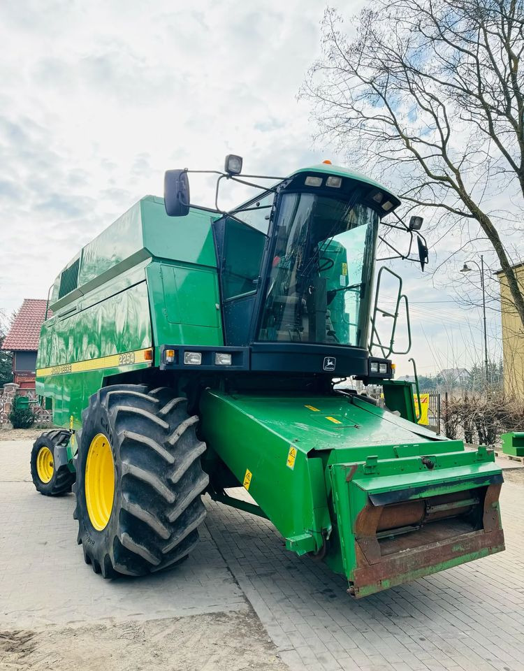 John Deere 2254 - Kombájn: 5 kép. John Deere 2254 - Kombájn: 5 kép.
