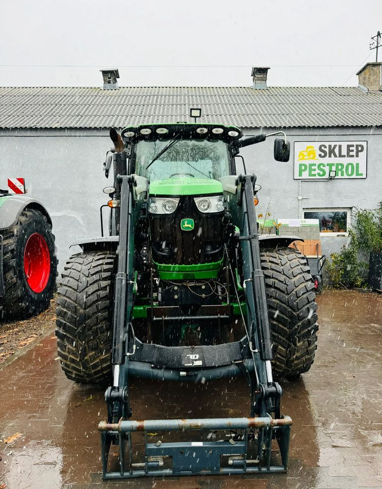 Traktor John Deere 6210R: 12 kép. Traktor John Deere 6210R: 12 kép.