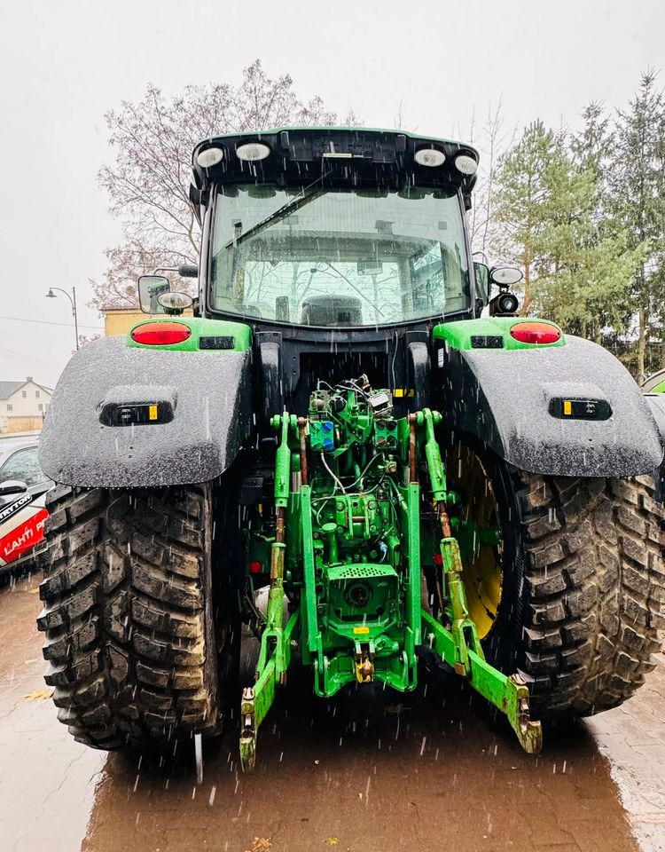 Traktor John Deere 6210R: 10 kép. Traktor John Deere 6210R: 10 kép.