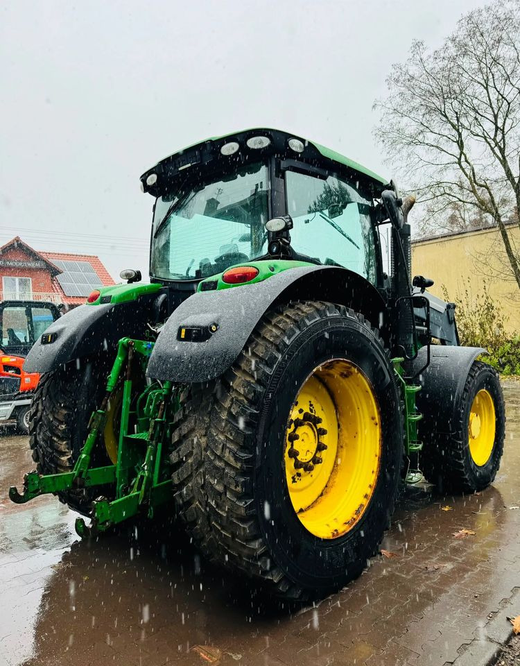 Traktor John Deere 6210R: 11 kép. Traktor John Deere 6210R: 11 kép.