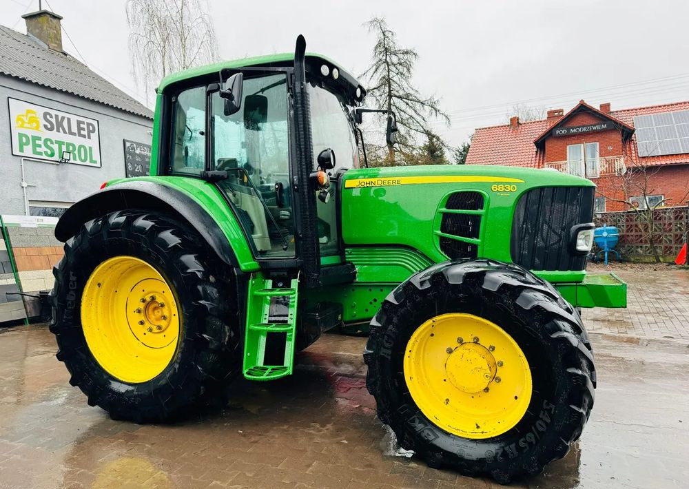 John Deere 6830 PREMIUM - Traktor: 2 kép. John Deere 6830 PREMIUM - Traktor: 2 kép.