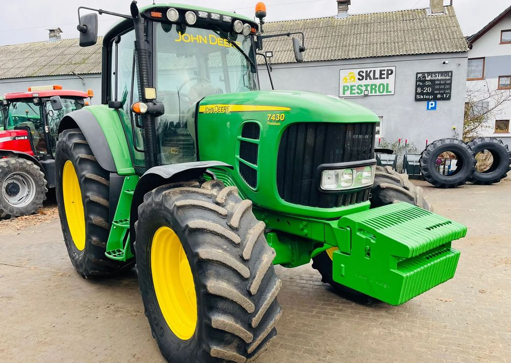 John Deere 7430 - Traktor: 3 kép. John Deere 7430 - Traktor: 3 kép.