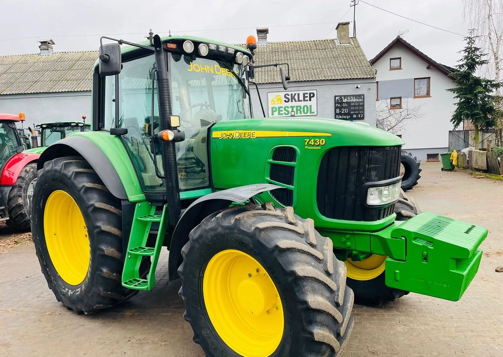 John Deere 7430 - Traktor: 2 kép. John Deere 7430 - Traktor: 2 kép.