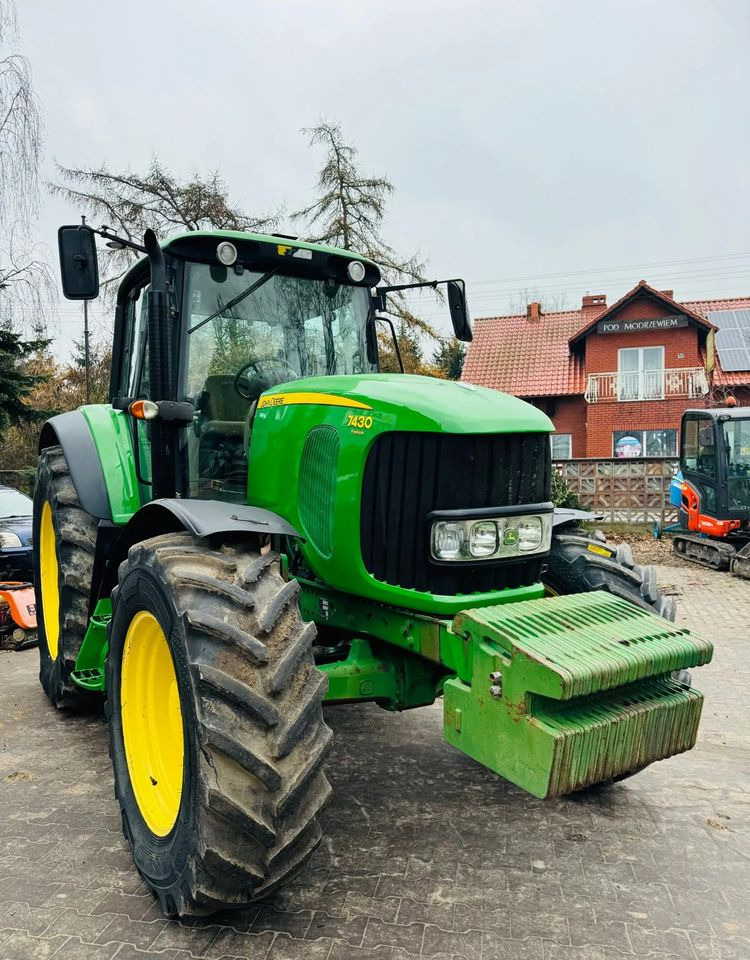 John Deere 7430 Premium - Traktor: 2 kép. John Deere 7430 Premium - Traktor: 2 kép.