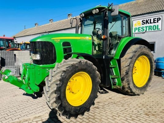 John Deere 7530 - Traktor: 1 kép. John Deere 7530 - Traktor: 1 kép.