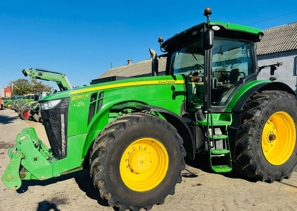 John Deere 8260R - Traktor: 2 kép. John Deere 8260R - Traktor: 2 kép.