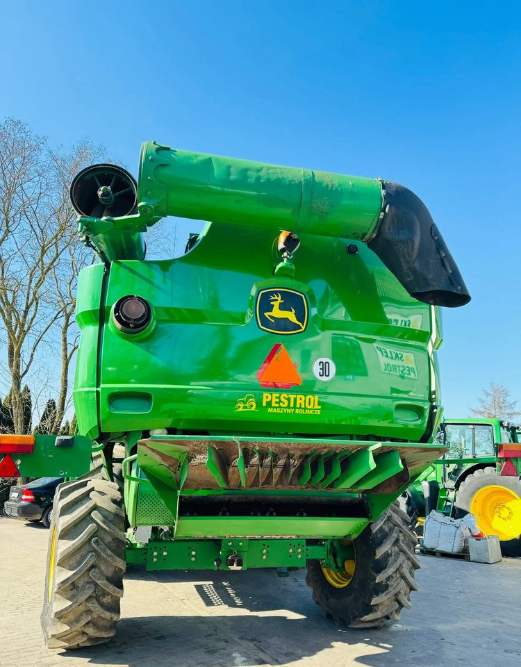 John Deere S660i - Kombájn: 4 kép. John Deere S660i - Kombájn: 4 kép.