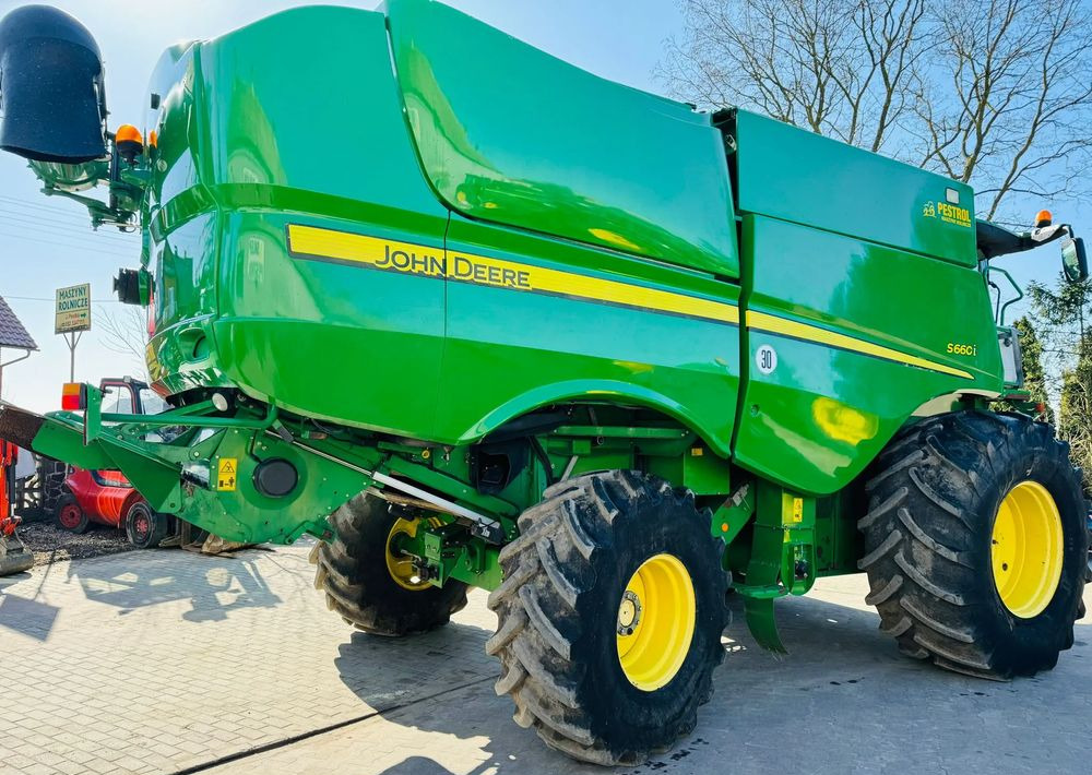 John Deere S660i - Kombájn: 2 kép. John Deere S660i - Kombájn: 2 kép.
