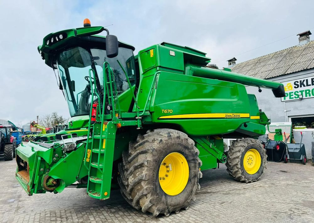 John Deere T670 - Kombájn: 2 kép. John Deere T670 - Kombájn: 2 kép.