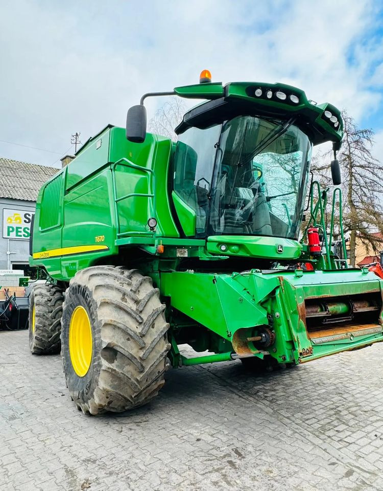 John Deere T670 - Kombájn: 4 kép. John Deere T670 - Kombájn: 4 kép.