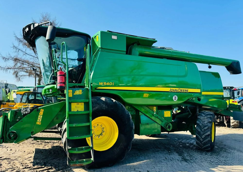 John Deere T670 - Kombájn: 4 kép. John Deere T670 - Kombájn: 4 kép.