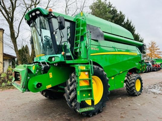 John Deere W440 - Kombájn: 1 kép. John Deere W440 - Kombájn: 1 kép.