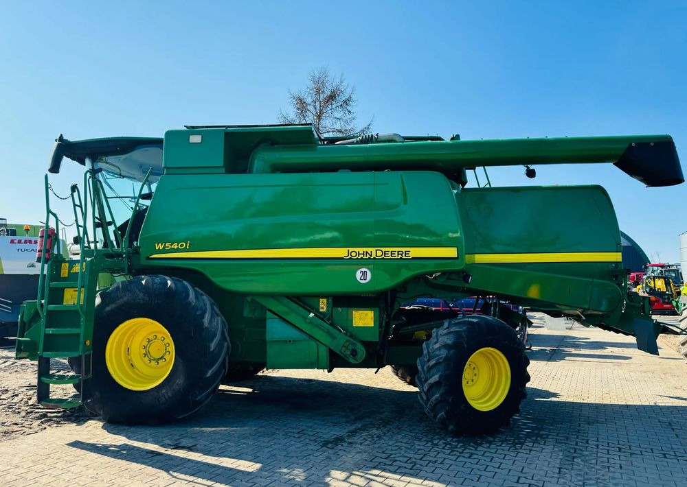 John Deere W540i - Kombájn: 2 kép. John Deere W540i - Kombájn: 2 kép.