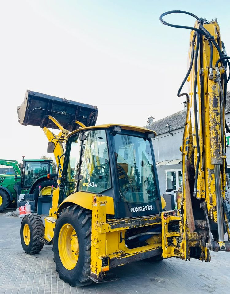 Komatsu WB93R - Kotrórakodó: 5 kép. Komatsu WB93R - Kotrórakodó: 5 kép.