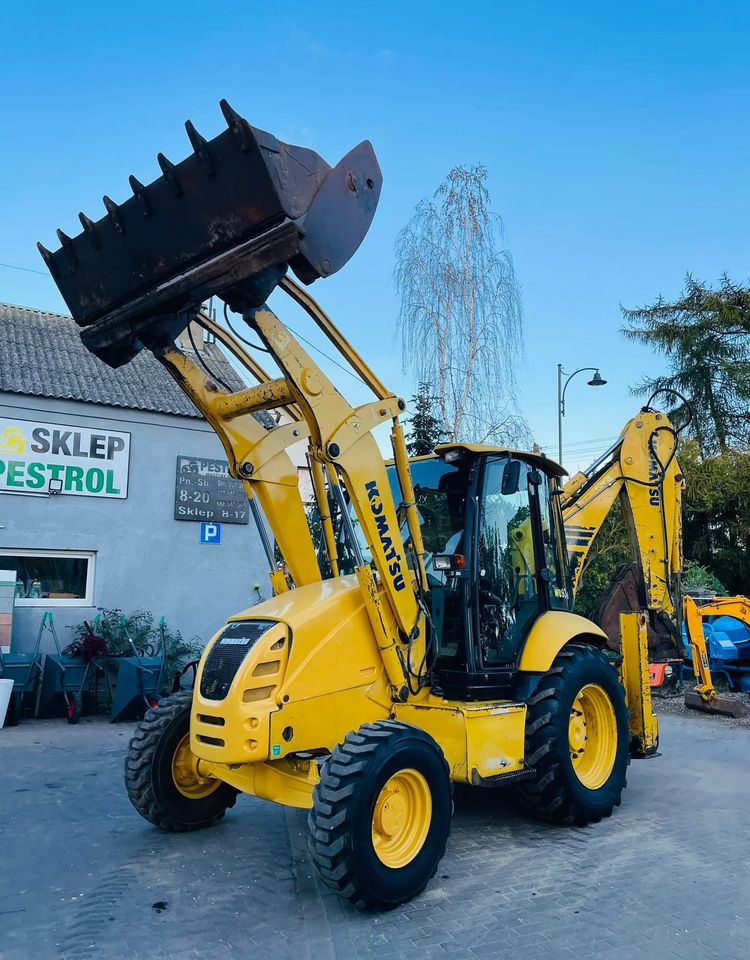 Komatsu WB93R - Kotrórakodó: 1 kép. Komatsu WB93R - Kotrórakodó: 1 kép.