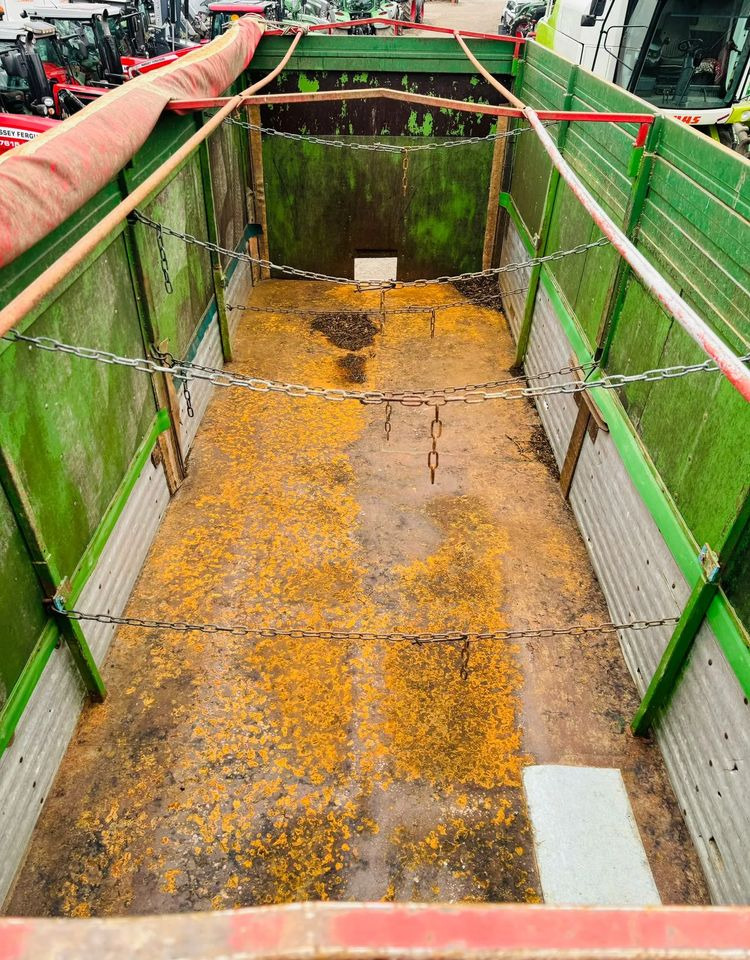 Lindner KMH16 - Mezőgazdasági pótkocsi: 5 kép. Lindner KMH16 - Mezőgazdasági pótkocsi: 5 kép.