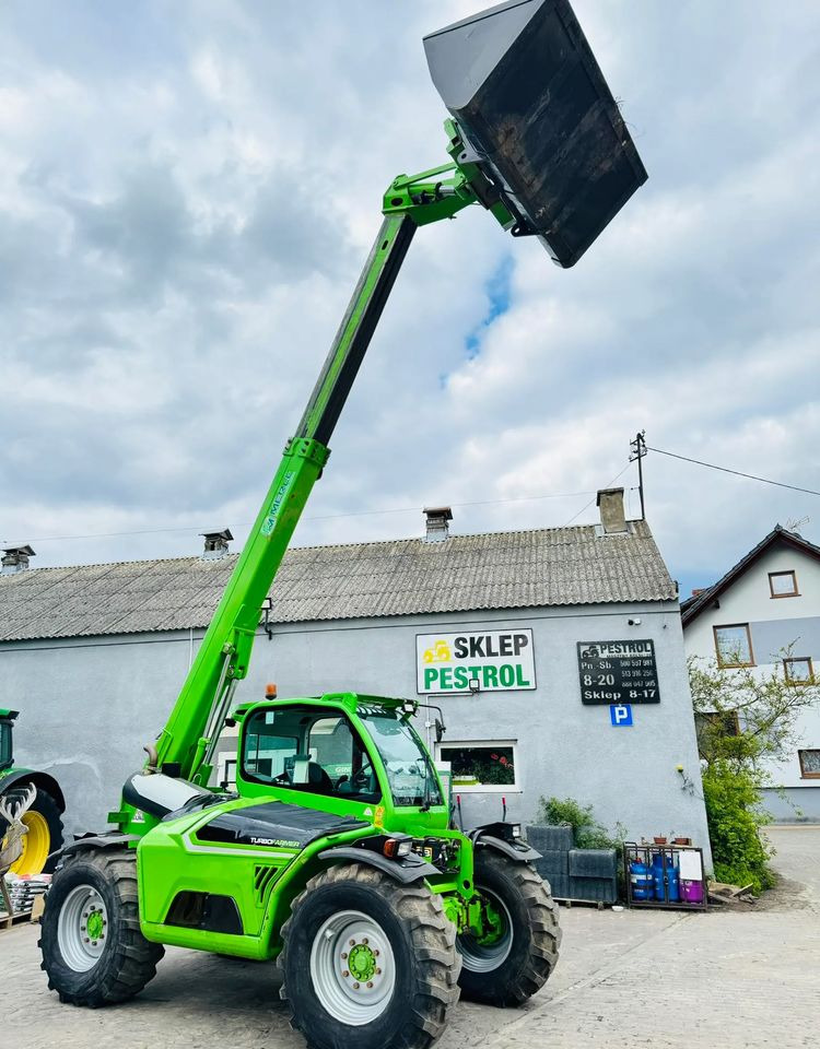 Merlo TF 42.7-156 - Teleszkópos rakodó: 3 kép. Merlo TF 42.7-156 - Teleszkópos rakodó: 3 kép.