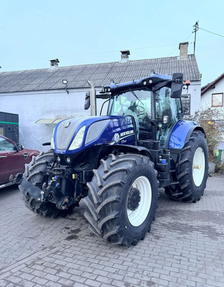New Holland T7.230 Blue Power Autocommand - Traktor: 2 kép. New Holland T7.230 Blue Power Autocommand - Traktor: 2 kép.