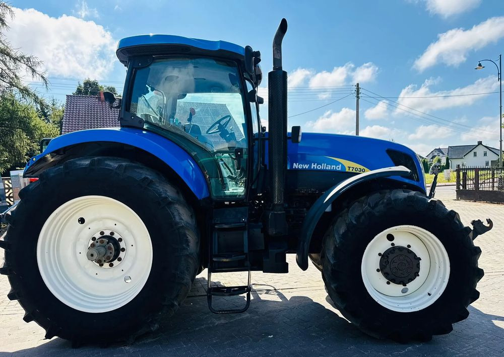 New Holland T7030 - Traktor: 2 kép. New Holland T7030 - Traktor: 2 kép.