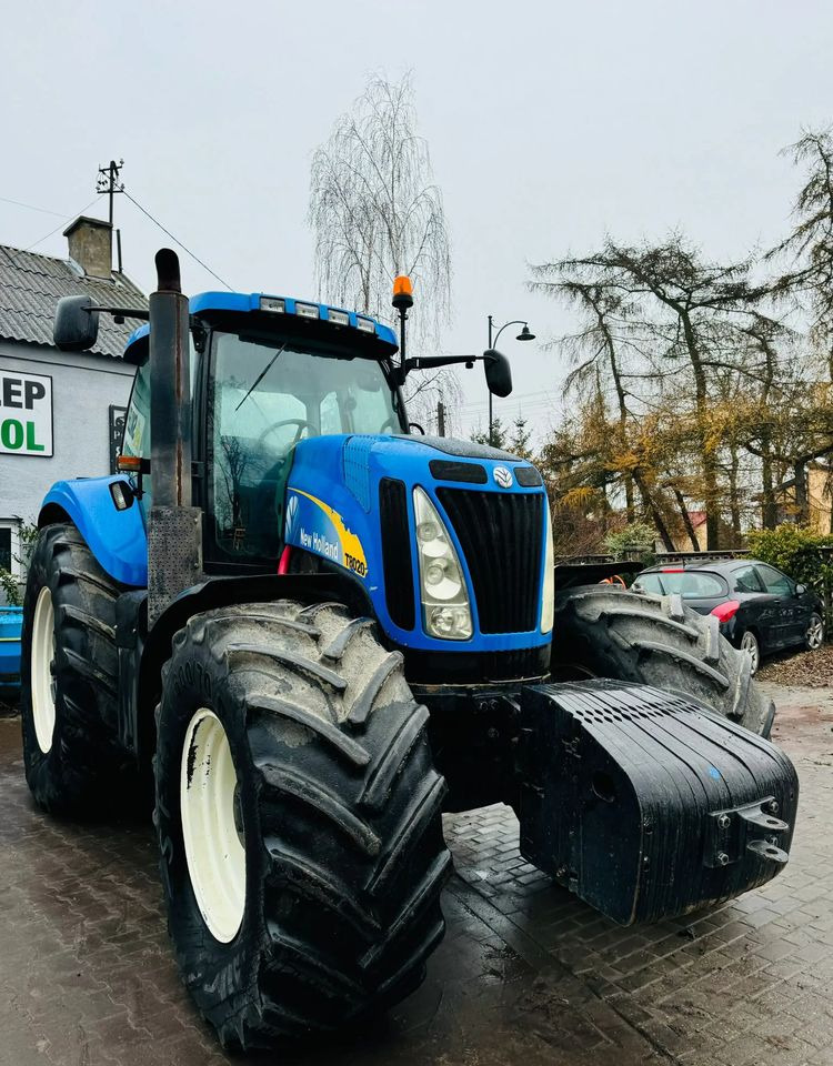 New Holland T8020 - Traktor: 2 kép. New Holland T8020 - Traktor: 2 kép.