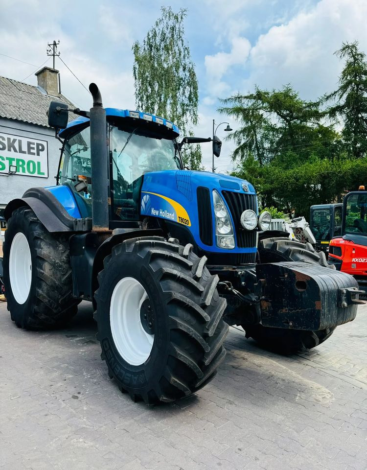 New Holland T8020 - Traktor: 4 kép. New Holland T8020 - Traktor: 4 kép.