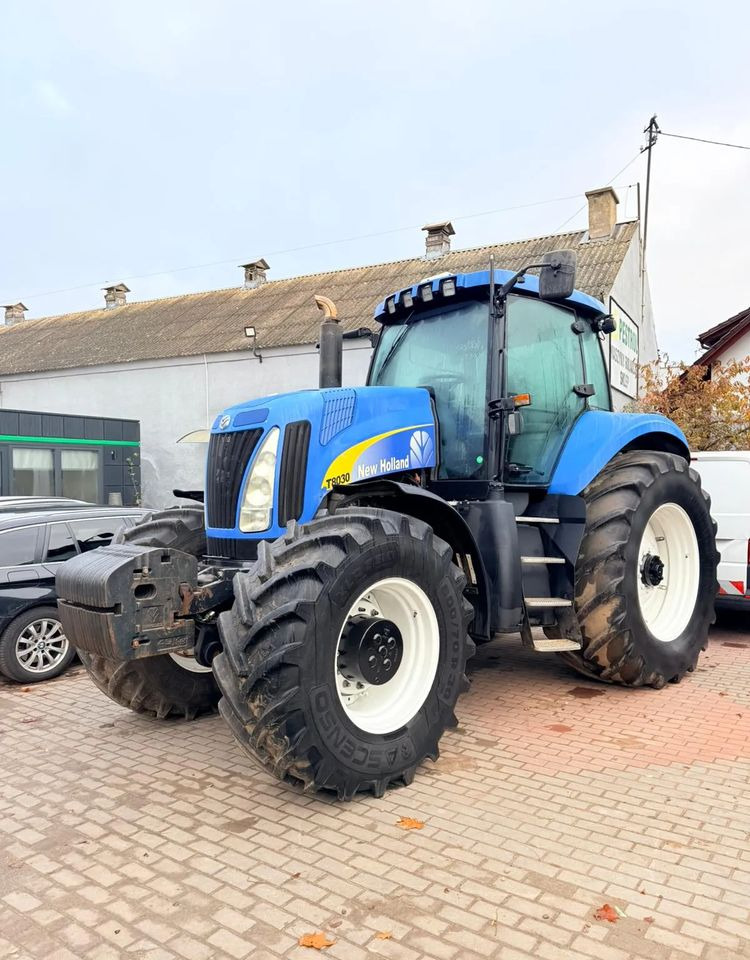 New Holland T8030 - Traktor: 1 kép. New Holland T8030 - Traktor: 1 kép.