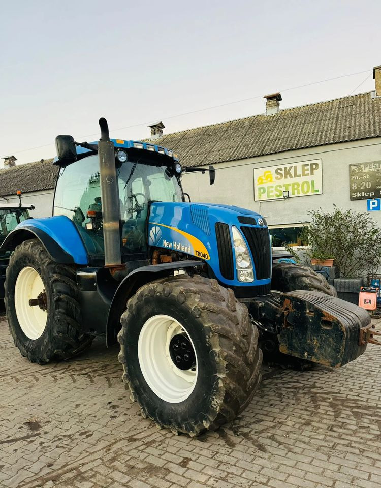 New Holland T8040 - Traktor: 2 kép. New Holland T8040 - Traktor: 2 kép.
