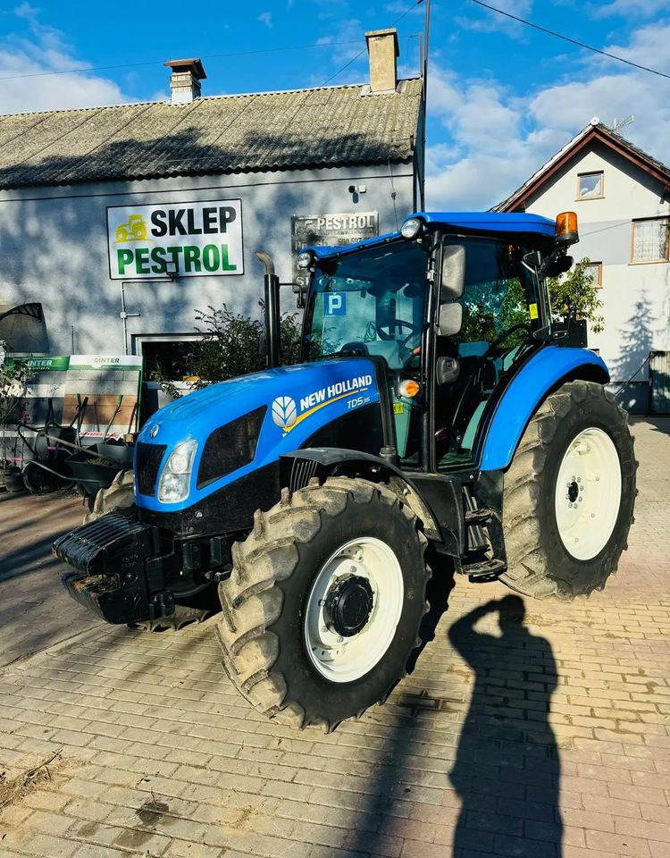 New Holland TD5.95 - Traktor: 2 kép. New Holland TD5.95 - Traktor: 2 kép.