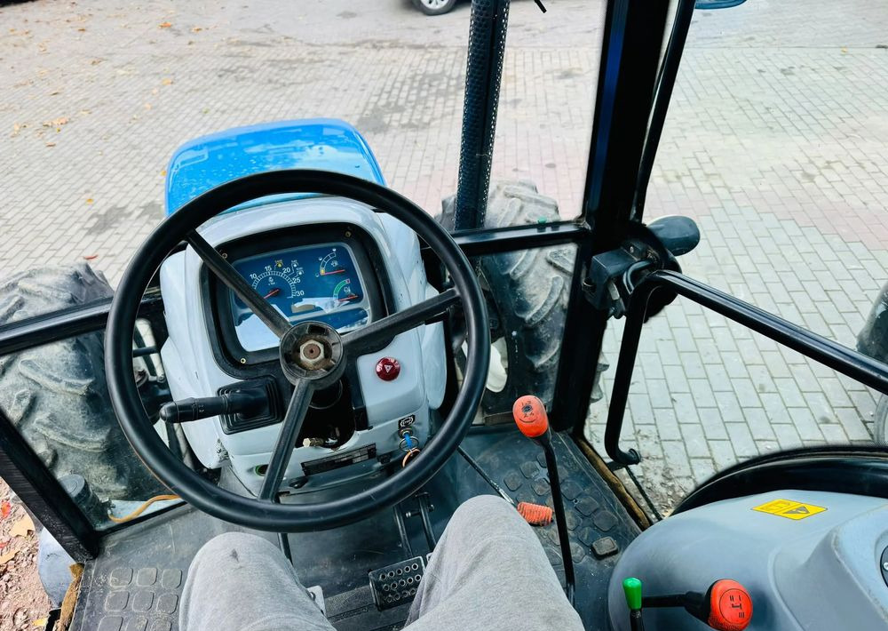 New Holland TD5050 - Traktor: 4 kép. New Holland TD5050 - Traktor: 4 kép.