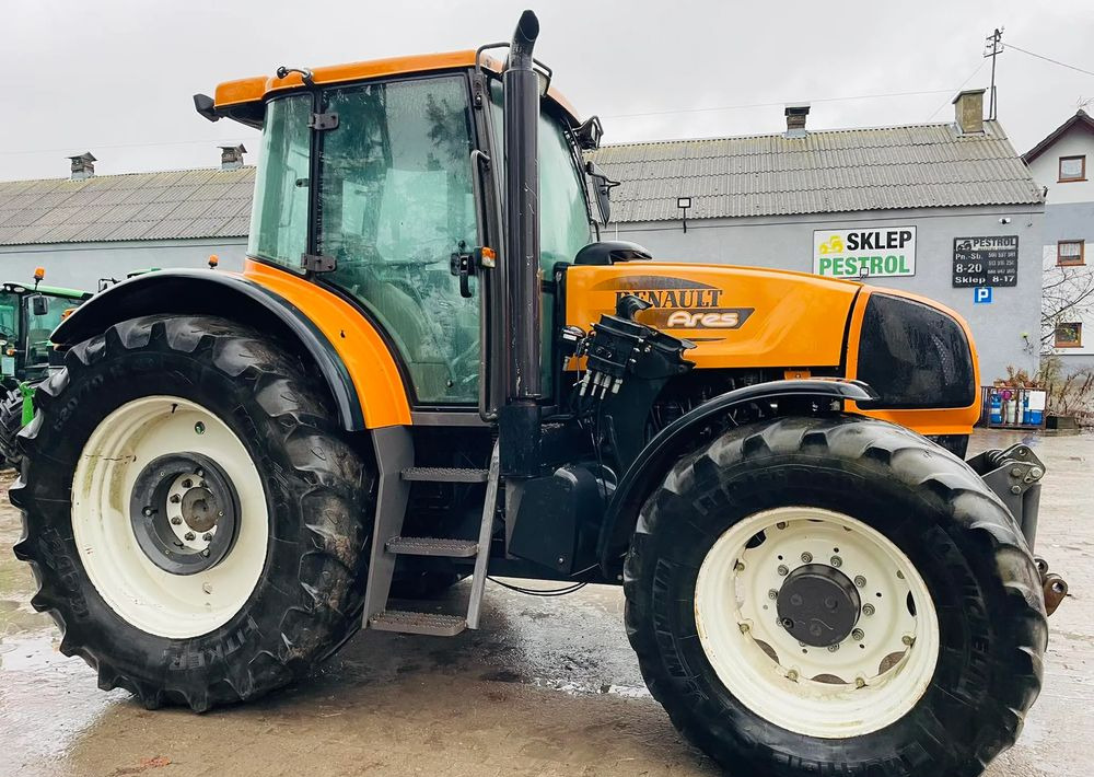 Renault Ares 826 RZ - Traktor: 3 kép. Renault Ares 826 RZ - Traktor: 3 kép.