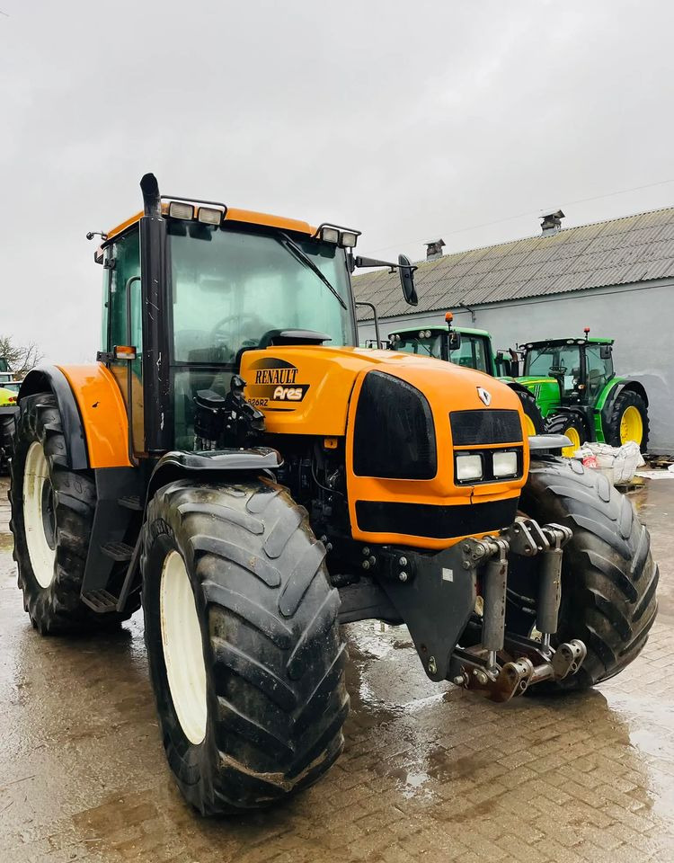 Renault Ares 826 RZ - Traktor: 1 kép. Renault Ares 826 RZ - Traktor: 1 kép.