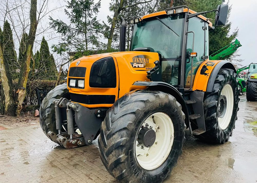 Renault Ares 826 RZ - Traktor: 2 kép. Renault Ares 826 RZ - Traktor: 2 kép.