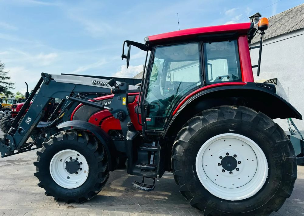 Valtra N101 - Traktor: 4 kép. Valtra N101 - Traktor: 4 kép.