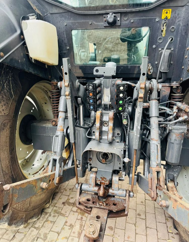 Traktor Valtra N123 HiTech: 15 kép.