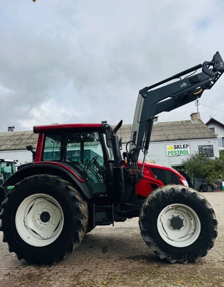 Traktor Valtra N123 HiTech: 8 kép.