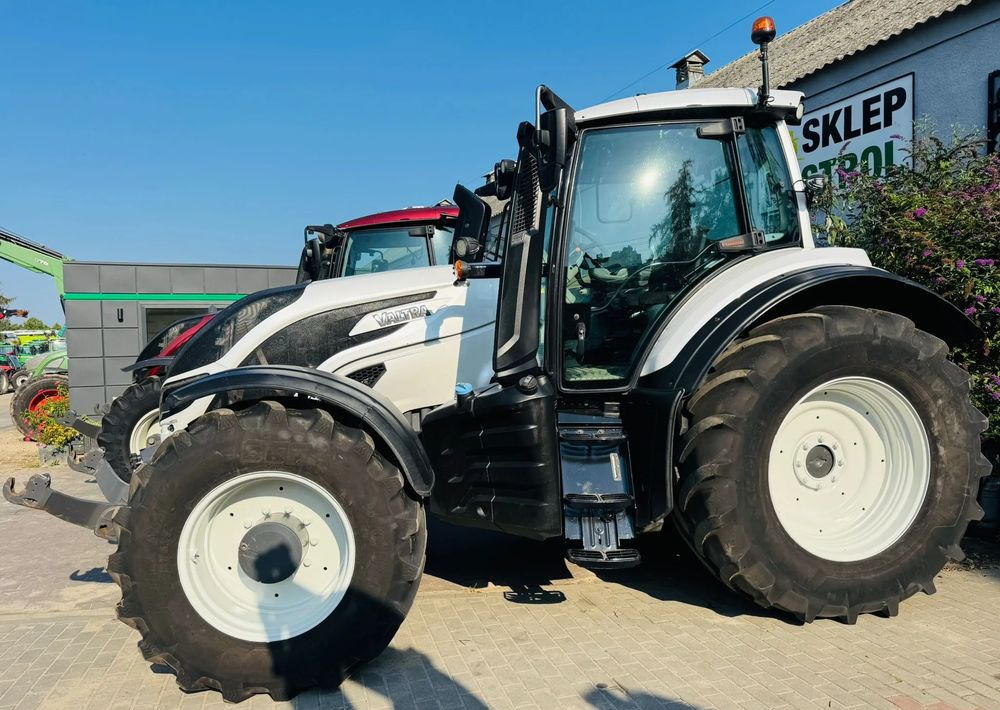 Valtra T174 UNLIMITED Versu - Traktor: 4 kép. Valtra T174 UNLIMITED Versu - Traktor: 4 kép.