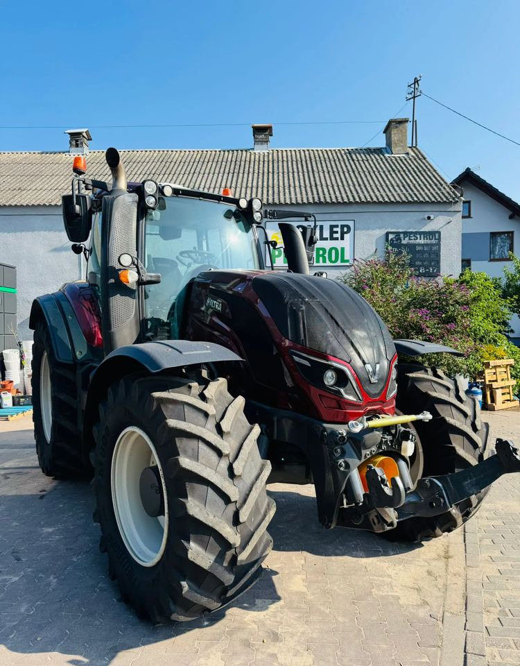 Valtra T174 Versu - Traktor: 4 kép. Valtra T174 Versu - Traktor: 4 kép.