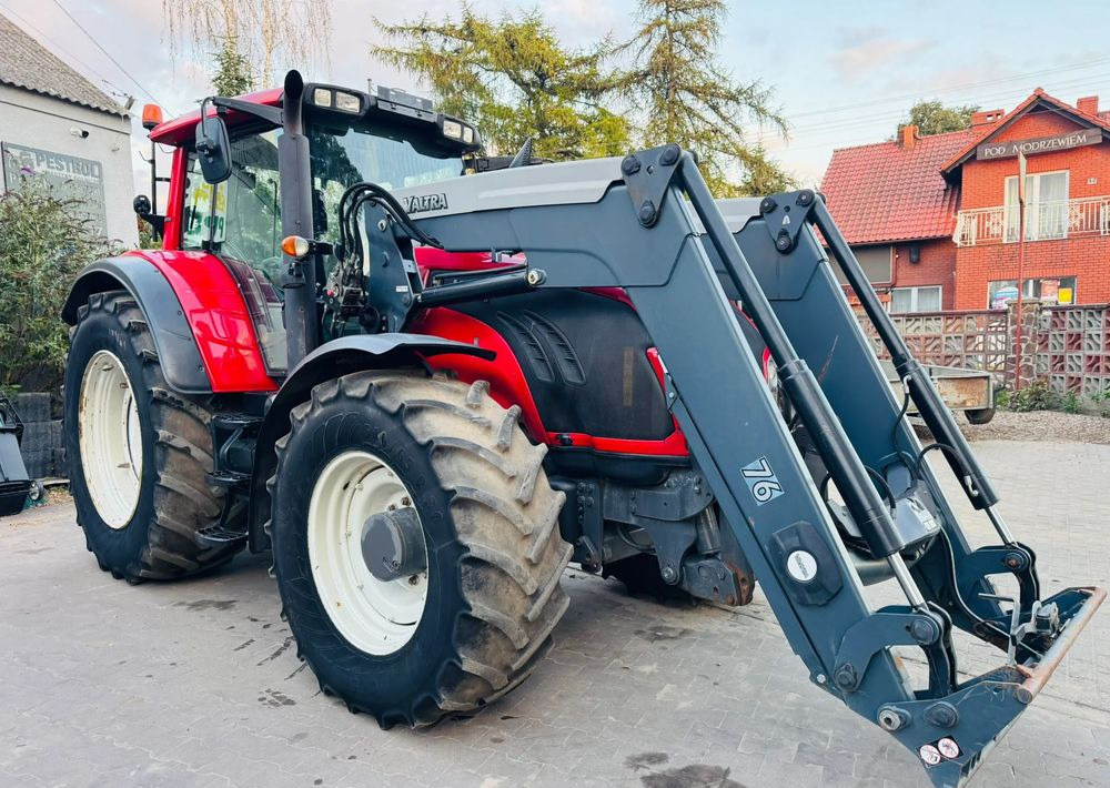 Valtra T213 Versu - Traktor: 5 kép. Valtra T213 Versu - Traktor: 5 kép.