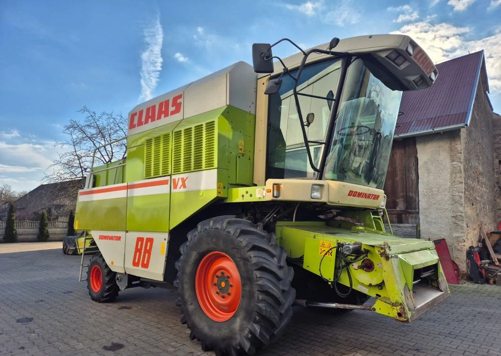 Claas Dominator VX 88 - Kombájn: 2 kép. Claas Dominator VX 88 - Kombájn: 2 kép.