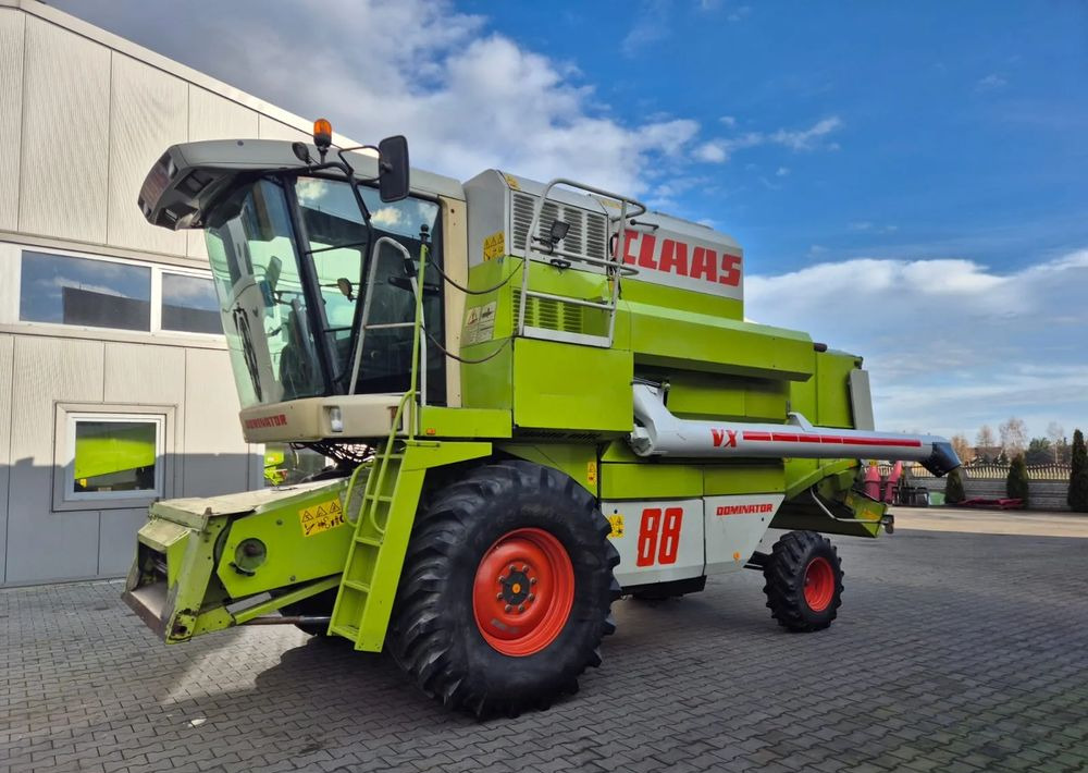 Claas Dominator VX 88 - Kombájn: 1 kép. Claas Dominator VX 88 - Kombájn: 1 kép.