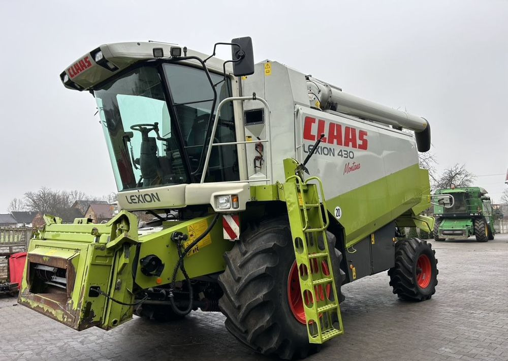 Claas Lexion 430 Montana - Kombájn: 2 kép. Claas Lexion 430 Montana - Kombájn: 2 kép.