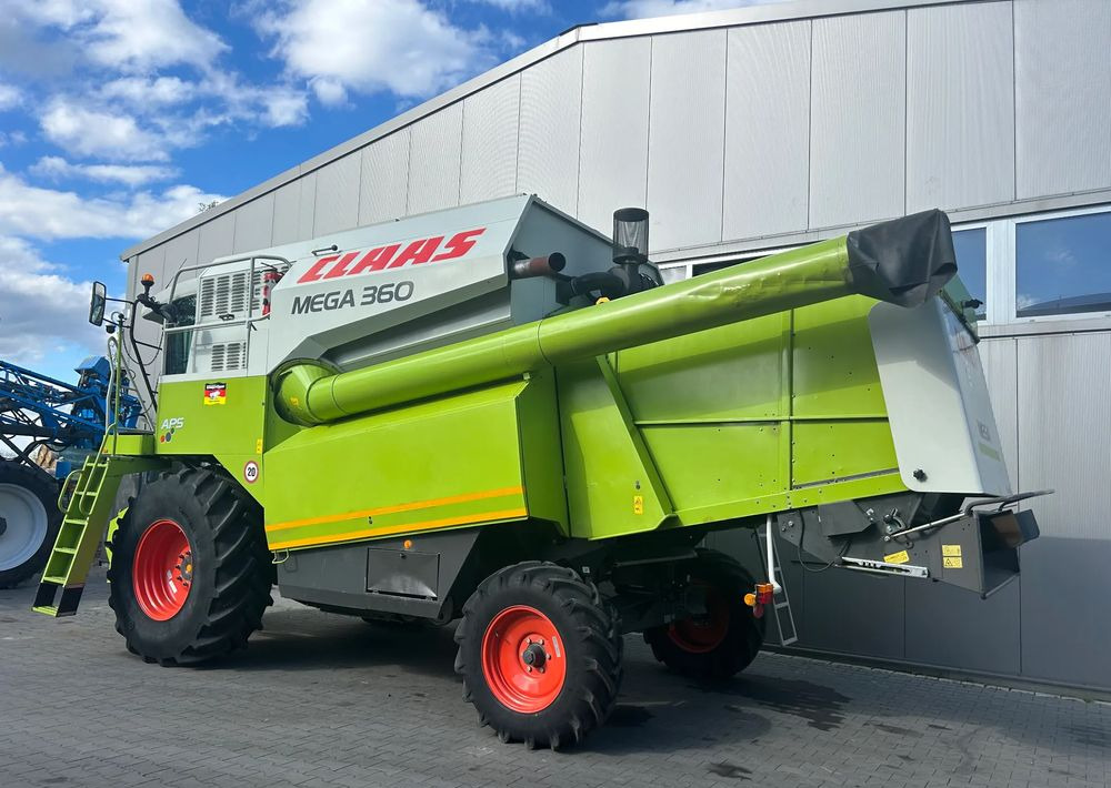 Claas Mega 360 - Kombájn: 2 kép. Claas Mega 360 - Kombájn: 2 kép.