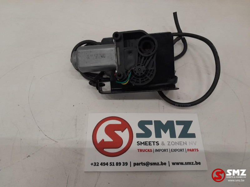 Caterpillar Windshield wiper motor caterpillar - Ablaktörlő - Anyagmozgató gép: 1 kép. Caterpillar Windshield wiper motor caterpillar - Ablaktörlő - Anyagmozgató gép: 1 kép.