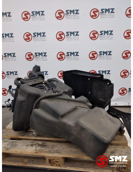 DAF Occ AdBlue tank 90L DAF XF106 - Üzemanyagrendszer - Teherautó: 2 kép. DAF Occ AdBlue tank 90L DAF XF106 - Üzemanyagrendszer - Teherautó: 2 kép.