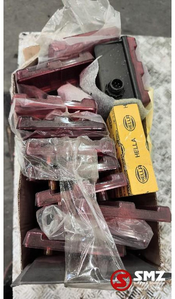 Mercedes-Benz Lot onderdelen Mercedes - Hátsó lámpa - Teherautó: 1 kép. Mercedes-Benz Lot onderdelen Mercedes - Hátsó lámpa - Teherautó: 1 kép.