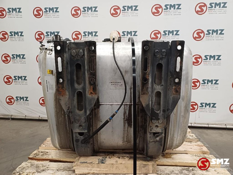 Mercedes-Benz Occ brandstoftank 300L + AdBluetank 25L Mercedes - Üzemanyag tartály - Teherautó: 2 kép. Mercedes-Benz Occ brandstoftank 300L + AdBluetank 25L Mercedes - Üzemanyag tartály - Teherautó: 2 kép.