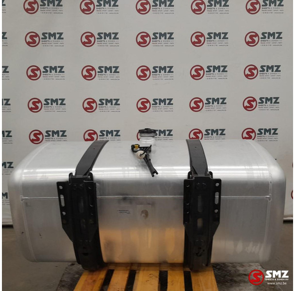 Mercedes-Benz Occ brandstoftank 630L + brandstofniveausensor Mer - Üzemanyag tartály - Teherautó: 2 kép. Mercedes-Benz Occ brandstoftank 630L + brandstofniveausensor Mer - Üzemanyag tartály - Teherautó: 2 kép.